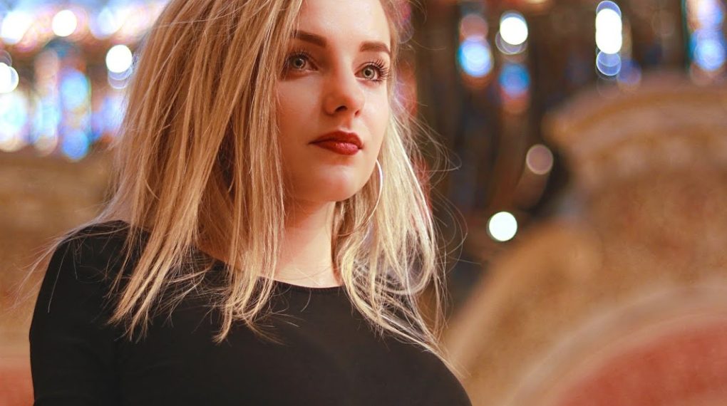 लड़कियों के लिए शानदार स्टेटस हिंदी में – एटीट्यूड, प्यार, और मस्ती भरे स्टेटस